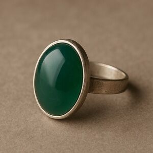 💚 Sterling Silver Green Chalcedony Ring – Size 7
